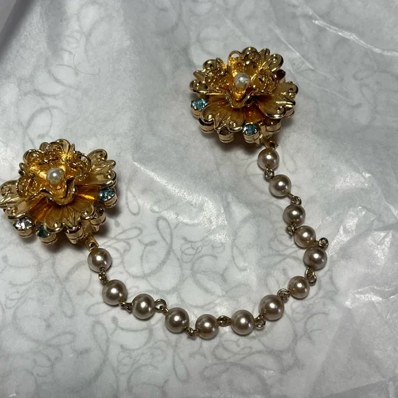 Elegant Gold Color Floral Pearl Chain Brooch
Clip for sweater, shawl or cape - Picture 2 of 9